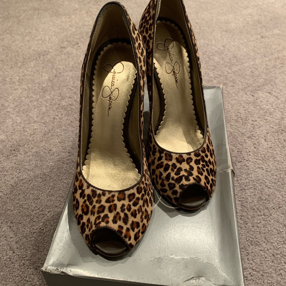 Leopard print pumps
